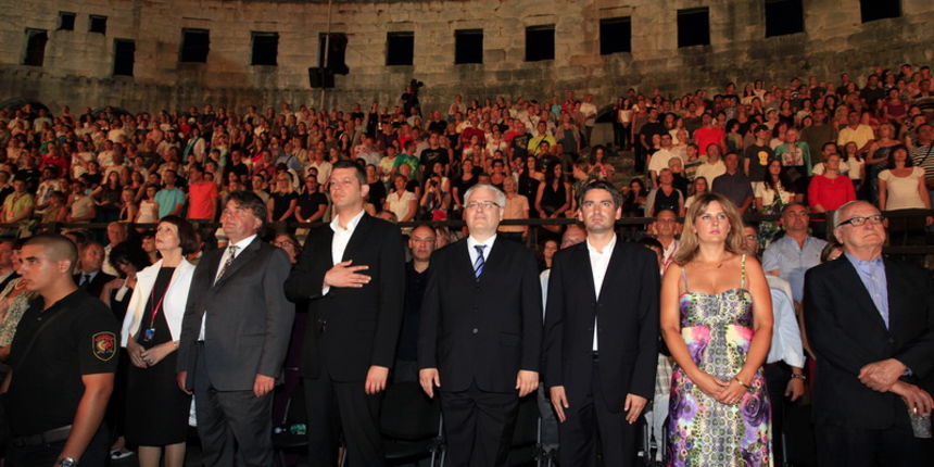 Pula, 160711.
Pulska Arena.
Otvorenje 58. festivala igranog filma.
Otvorenju je prisustvovao i predsjednik Ivo Josipovic.
Foto: Goran Sebelic / CROPIX Pula, 160711.
Pulska Arena.
Otvorenje 58. festivala igranog filma.
Otvorenju je prisustvovao i predsjednik Ivo Josipovic.
Foto: Goran Sebelic / CROPIX