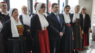 Ministar Oleg Butković potpisao ugovore za izgradnju trajektne luke Tkon i sanaciju luka Turanj, Mandre i Petrčane Ministar Oleg Butković potpisao ugovore za izgradnju trajektne luke Tkon i sanaciju luka Turanj, Mandre i Petrčane