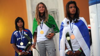 Zadar, 160711.
ISAF svjetsko juniorsko prvenstvo
Zadar 2011, 07.-15. srpanj 2011.
Zatvaranje jedrlicarskog prvenstva i podjela medalja i pehara najboljim momcadima.
Na slici: pobjednice u klasi RSX za cure:
1st ITA – Veronica Fanciulli,
2nd THA – Siripon Zadar, 160711.
ISAF svjetsko juniorsko prvenstvo
Zadar 2011, 07.-15. srpanj 2011.
Zatvaranje jedrlicarskog prvenstva i podjela medalja i pehara najboljim momcadima.
Na slici: pobjednice u klasi RSX za cure:
1st ITA – Veronica Fanciulli,
2nd THA – Siripon