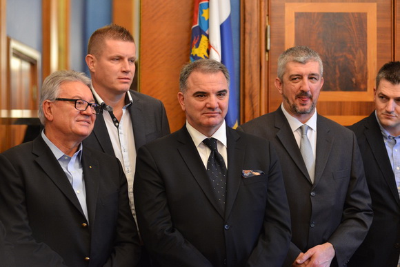 Gradonačelnik Kalmeta primio obitelj Ćosić i sudionike završnice Krešinog Kupa Gradonačelnik Kalmeta primio obitelj Ćosić i sudionike završnice Krešinog Kupa