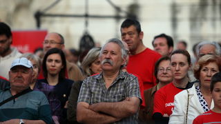 Zadar, 120513.
Trg pet bunara, Poluotok. 
Predizborni skup SDP-a na kojem je sudjelovao predsjednik stranke Zoran Milanovic. Na skupu je predstavljen i kandidat za gradonacelnika Zadra Ivo Bilic. Na fotografiji: gradjani na skupu.
Foto: Jure Miskovic / CR