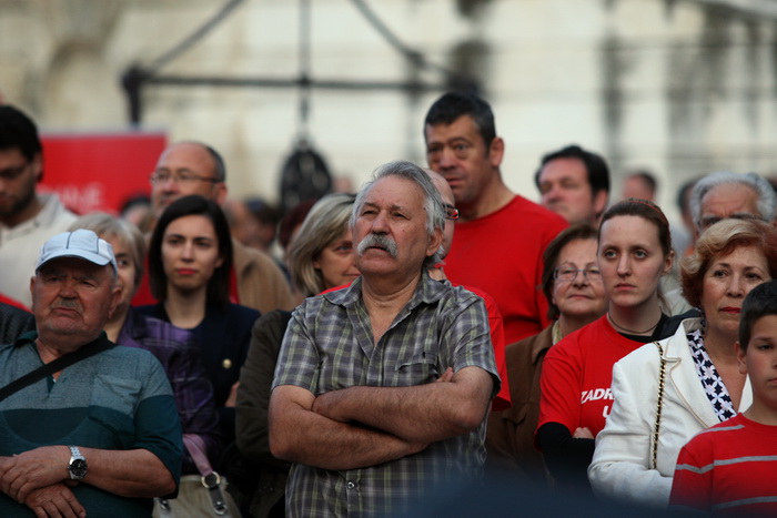 Zadar, 120513.
Trg pet bunara, Poluotok. 
Predizborni skup SDP-a na kojem je sudjelovao predsjednik stranke Zoran Milanovic. Na skupu je predstavljen i kandidat za gradonacelnika Zadra Ivo Bilic. Na fotografiji: gradjani na skupu.
Foto: Jure Miskovic / CR