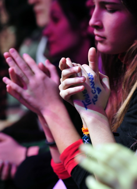 Skoplje, 240110.
Humanitarni koncert odrzan u Skoplju na kome su izvodjaci premijerno pjevali pjesme koje je komponirao Tose Proeski.
Na fotografiji: publika.
Foto: Maja Zlatevska / CROPIX Skoplje, 240110.
Humanitarni koncert odrzan u Skoplju na kome su izvodjaci premijerno pjevali pjesme koje je komponirao Tose Proeski.
Na fotografiji: publika.
Foto: Maja Zlatevska / CROPIX