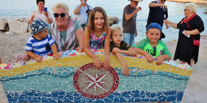 Sušica, jedno od najmanjih mjesta na području Općine Preko, dobilo je unikatnu mozaik-klupu gospođe Božice Boške Kliman.