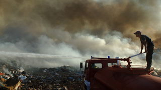 Biograd, 200709. Na podrucju Biograda u poslijepodnevnim satima izbio je veliki pozar koji gasi veliki broj pripadnika vatrogasnih snaga sa zadarskog podrucja. Pozar je izbio oko 16 sati na deponiji otpada Bastijun povise Biograda. Veliki problem predstav
