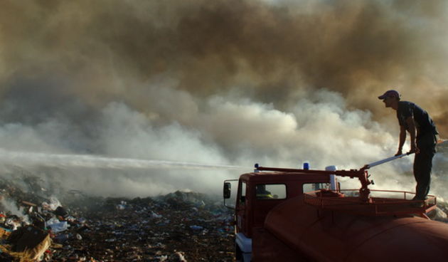 Biograd, 200709. Na podrucju Biograda u poslijepodnevnim satima izbio je veliki pozar koji gasi veliki broj pripadnika vatrogasnih snaga sa zadarskog podrucja. Pozar je izbio oko 16 sati na deponiji otpada Bastijun povise Biograda. Veliki problem predstav