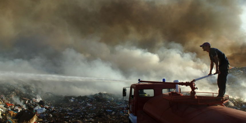 Biograd, 200709. Na podrucju Biograda u poslijepodnevnim satima izbio je veliki pozar koji gasi veliki broj pripadnika vatrogasnih snaga sa zadarskog podrucja. Pozar je izbio oko 16 sati na deponiji otpada Bastijun povise Biograda. Veliki problem predstav