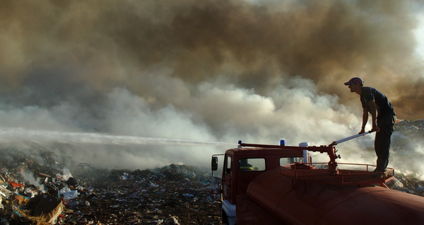 Biograd, 200709. Na podrucju Biograda u poslijepodnevnim satima izbio je veliki pozar koji gasi veliki broj pripadnika vatrogasnih snaga sa zadarskog podrucja. Pozar je izbio oko 16 sati na deponiji otpada Bastijun povise Biograda. Veliki problem predstav