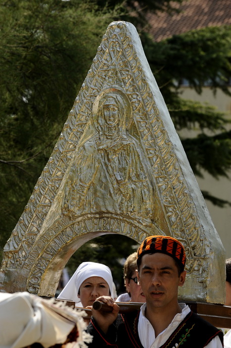 Knin, 250911.
Postavljanje kamena temeljca za gradnju Pastoralnog centra Gospe velikog Hrvatskog krsnog zavjeta na prostoru bivse vojarne Senjak u Kninu
Na slici: procesija ulicama Knina sa Gospinim likom
Foto: Niksa Stipanicev / CROPIX Knin, 250911.
Postavljanje kamena temeljca za gradnju Pastoralnog centra Gospe velikog Hrvatskog krsnog zavjeta na prostoru bivse vojarne Senjak u Kninu
Na slici: procesija ulicama Knina sa Gospinim likom
Foto: Niksa Stipanicev / CROPIX