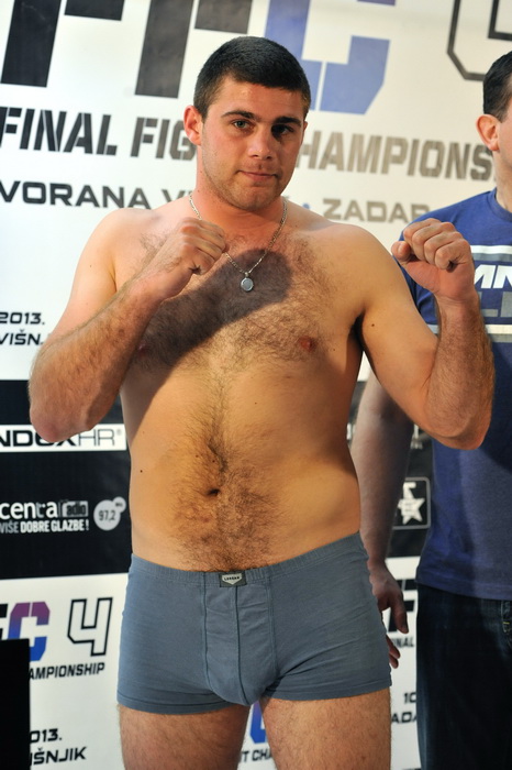 Zadar, 090513.
Sluzbeno vaganje sudionika za borilacki spektakl FFC 04 koji se sutra odrzava u dvorani na Visnjiku.
Foto: Luka Gerlanc / CROPIX Zadar, 090513.
Sluzbeno vaganje sudionika za borilacki spektakl FFC 04 koji se sutra odrzava u dvorani na Visnjiku.
Foto: Luka Gerlanc / CROPIX