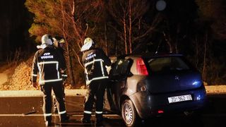 Vodice: U sudaru automobila i autobusa tri osobe ozlijeđene, a autobus završio na boku