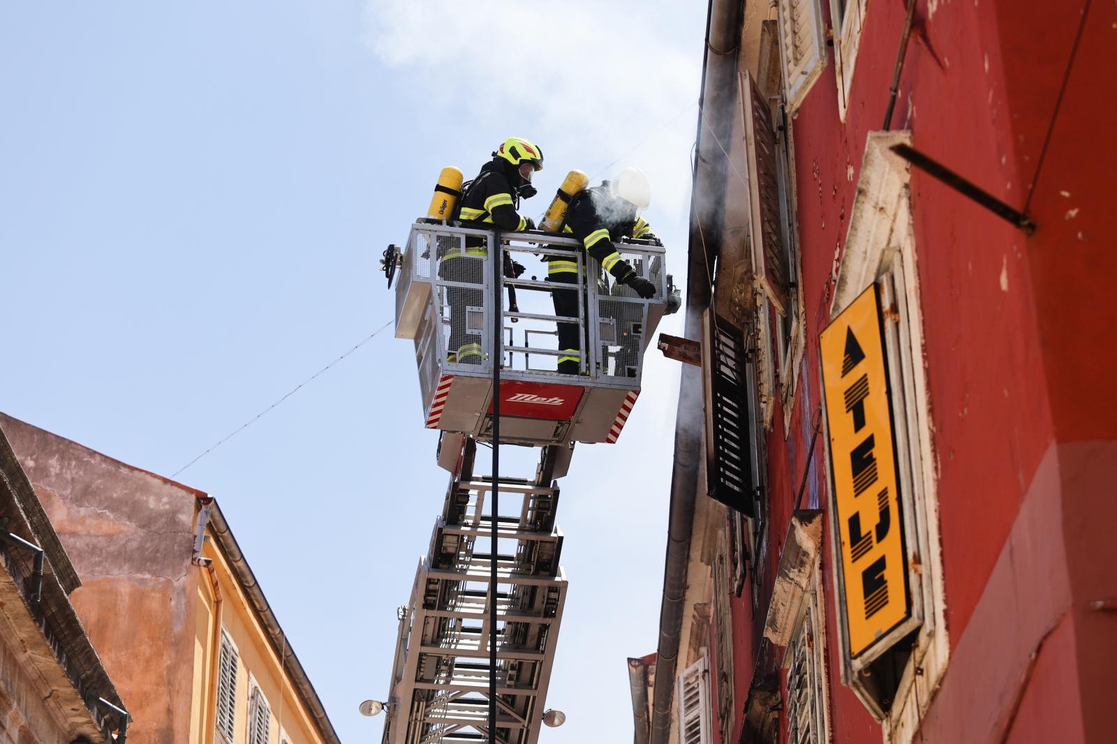 Veliki požar izbio u zgradi na Narodnom trgu Veliki požar izbio u zgradi na Narodnom trgu