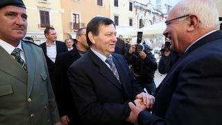 Zadar, 111212. 
Nakon zahvale generalu Anti Gotovini, Zadrani su danas odali priznanje i ratnom zapovjedniku postrojbi specijalne policije Mladenu Markacu. General Markac prosetao je zadarskim Poluotokom te posjetio gradonacelnika Zvonimira Vrancica u nje