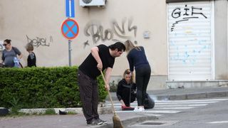 Čišćenje ulice u Šibeniku nakon masovne tuče navijača u Šibeniku Čišćenje ulice u Šibeniku nakon masovne tuče navijača u Šibeniku