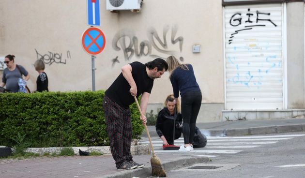 Čišćenje ulice u Šibeniku nakon masovne tuče navijača u Šibeniku