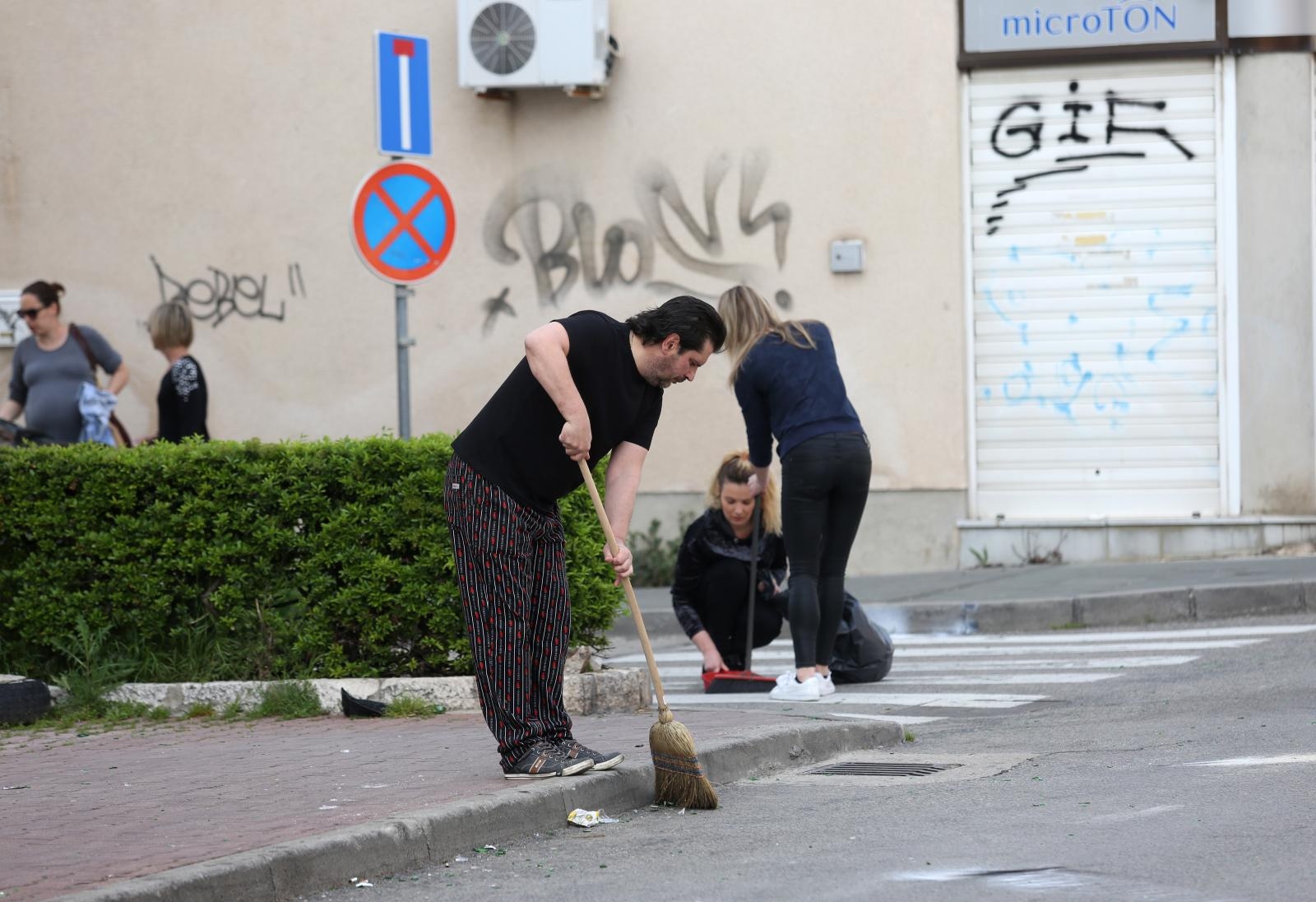 Čišćenje ulice u Šibeniku nakon masovne tuče navijača u Šibeniku Čišćenje ulice u Šibeniku nakon masovne tuče navijača u Šibeniku