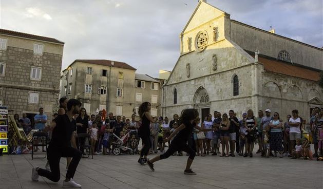 Zadarski plesni ansambl na otvorenju Paškog kulturnog ljeta 2017