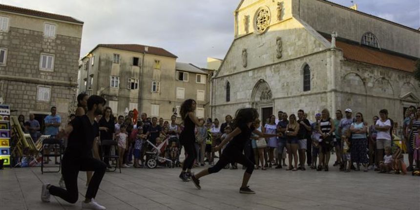 Zadarski plesni ansambl na otvorenju Paškog kulturnog ljeta 2017 Zadarski plesni ansambl na otvorenju Paškog kulturnog ljeta 2017