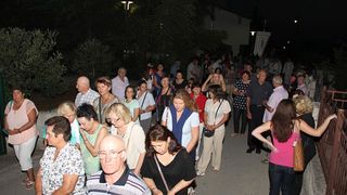 Na Stanovima se Kraljica mira slavi već preko 20 godina, a sinoćnjim misnim slavljem, procesijom i kasnije koncertom na školskom igralištu Stanarci su proslavili još jednu feštu. Koncert su održali grupa Dalmatico i Ivica Sikirić Ićo, foto: I. Perinčić Na Stanovima se Kraljica mira slavi već preko 20 godina, a sinoćnjim misnim slavljem, procesijom i kasnije koncertom na školskom igralištu Stanarci su proslavili još jednu feštu. Koncert su održali grupa Dalmatico i Ivica Sikirić Ićo, foto: I. Perinčić