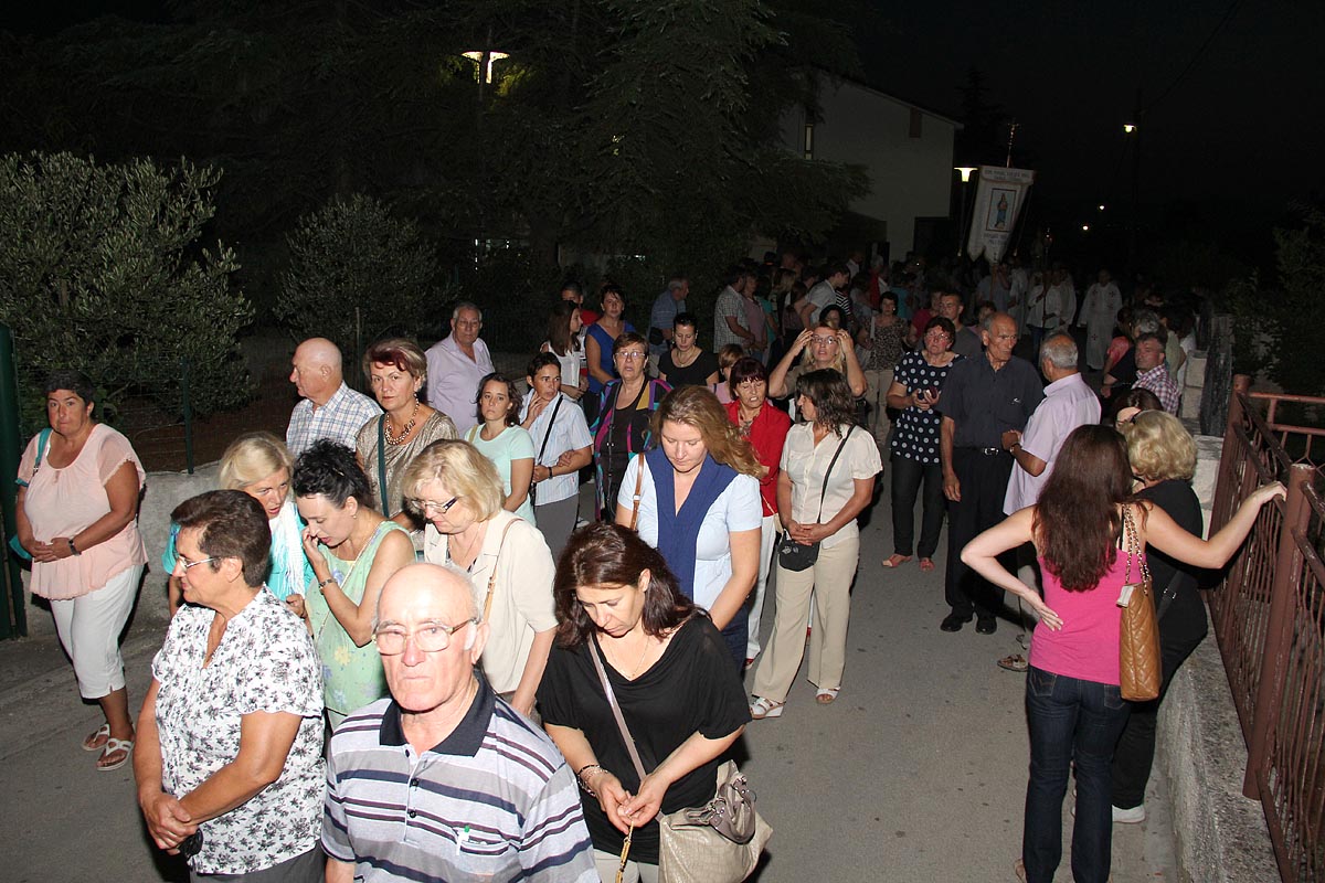 Na Stanovima se Kraljica mira slavi već preko 20 godina, a sinoćnjim misnim slavljem, procesijom i kasnije koncertom na školskom igralištu Stanarci su proslavili još jednu feštu. Koncert su održali grupa Dalmatico i Ivica Sikirić Ićo, foto: I. Perinčić Na Stanovima se Kraljica mira slavi već preko 20 godina, a sinoćnjim misnim slavljem, procesijom i kasnije koncertom na školskom igralištu Stanarci su proslavili još jednu feštu. Koncert su održali grupa Dalmatico i Ivica Sikirić Ićo, foto: I. Perinčić