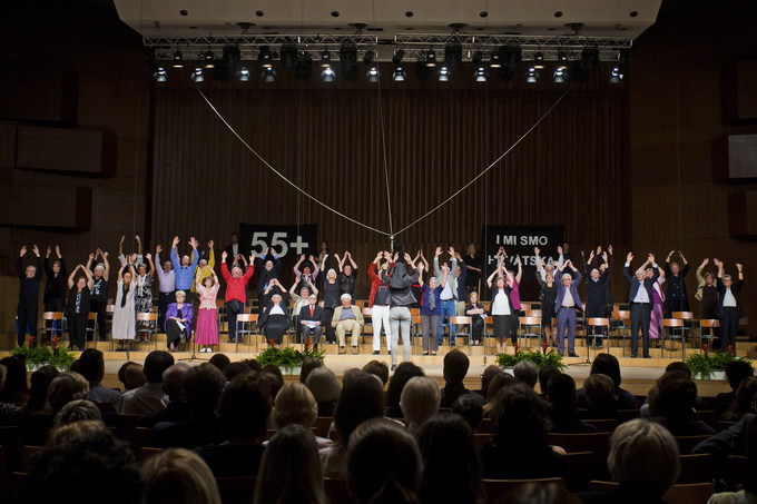 Zagreb, 230912.
Veceras je u KD Vatroslav Lisinski premijerno izvedena predstava Montazstroja 55+ u kojoj volonterski glumi 55 anonimaca starijih od 55 godina.
Foto: Neja Markicevic / CROPIX Zagreb, 230912.
Veceras je u KD Vatroslav Lisinski premijerno izvedena predstava Montazstroja 55+ u kojoj volonterski glumi 55 anonimaca starijih od 55 godina.
Foto: Neja Markicevic / CROPIX