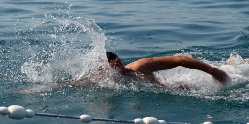 Zadar, 040812.
Jutros je u organizaciji plivackog kluba Zadar odrzan 40. plivacki maraton Preko – Zadar. Ukupno je prijavljeno 94 maratonca od kojih je 64 iz Zadra, a cak njih 28 je mladjih od 15 godina.
Na slici: pobjednik Roko Copac iz Splita.
Foto: J Zadar, 040812.
Jutros je u organizaciji plivackog kluba Zadar odrzan 40. plivacki maraton Preko – Zadar. Ukupno je prijavljeno 94 maratonca od kojih je 64 iz Zadra, a cak njih 28 je mladjih od 15 godina.
Na slici: pobjednik Roko Copac iz Splita.
Foto: J