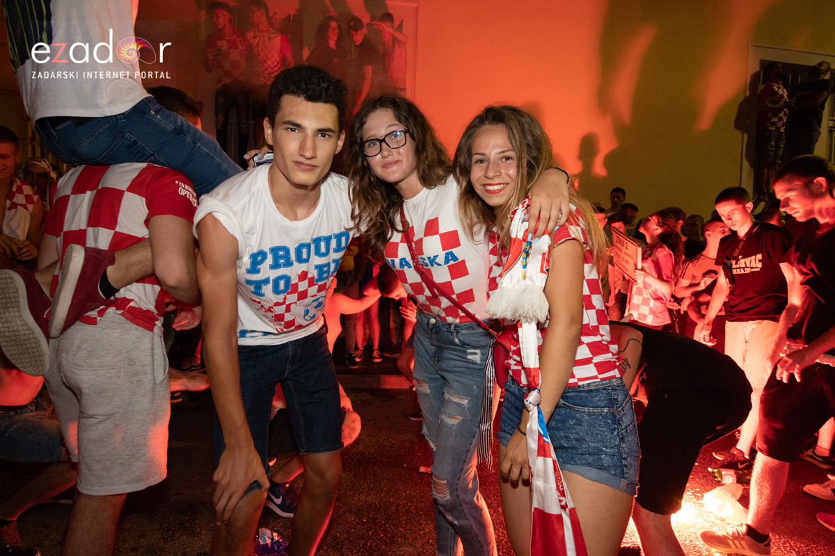 Čudesna noć: Velika fešta ulicama Zadra nakon plasmana Vatrenih u finale SP Čudesna noć: Velika fešta ulicama Zadra nakon plasmana Vatrenih u finale SP