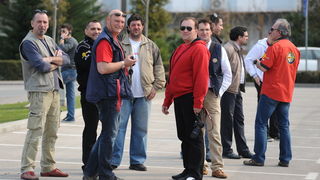 Zadar, 250312.
Vlasnici i ljubitelji automobilske marke Alfa Romeo okupili su se jutros na parkiralistu jedrilicarskog kluba Uskok kako bi pokazali svoje limene ljubimce i razgledali tudje.
Na slici: detalj sa dogadjanja.
Foto: Luka Gerlanc / CROPIX Zadar, 250312.
Vlasnici i ljubitelji automobilske marke Alfa Romeo okupili su se jutros na parkiralistu jedrilicarskog kluba Uskok kako bi pokazali svoje limene ljubimce i razgledali tudje.
Na slici: detalj sa dogadjanja.
Foto: Luka Gerlanc / CROPIX