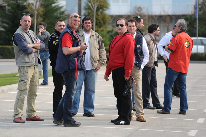 Zadar, 250312.
Vlasnici i ljubitelji automobilske marke Alfa Romeo okupili su se jutros na parkiralistu jedrilicarskog kluba Uskok kako bi pokazali svoje limene ljubimce i razgledali tudje.
Na slici: detalj sa dogadjanja.
Foto: Luka Gerlanc / CROPIX Zadar, 250312.
Vlasnici i ljubitelji automobilske marke Alfa Romeo okupili su se jutros na parkiralistu jedrilicarskog kluba Uskok kako bi pokazali svoje limene ljubimce i razgledali tudje.
Na slici: detalj sa dogadjanja.
Foto: Luka Gerlanc / CROPIX