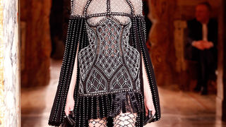 Visoka moda Alexander McQueen brenda za ovu jesen prava je poslastica za ljubitelje drame, inspirirana veličanstvenom kraljevskom odjećom.  Photo: Gianni Pucci/InDigitalteam/GoRunway.com