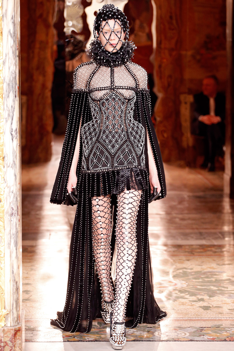 Visoka moda Alexander McQueen brenda za ovu jesen prava je poslastica za ljubitelje drame, inspirirana veličanstvenom kraljevskom odjećom.  Photo: Gianni Pucci/InDigitalteam/GoRunway.com