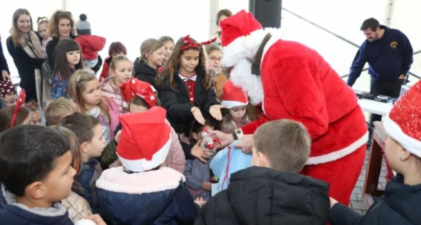 Tridesetak djevojčica i dječaka sudjelovalo u Potrazi Djeda Božićnjaka Tridesetak djevojčica i dječaka sudjelovalo u Potrazi Djeda Božićnjaka