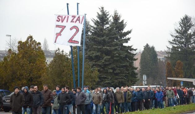 Radnici Rafineriji nafte Sisak prosvjedovali su protiv najavljenih otkaza za 72 radnika ove tvrtke u veljaci slijedece godine. Kako prosvjed nije bio prijavljen policiji policijski sluzbenici poceli su legitimirati sudionike, sto je izazvalo negodovanje a
