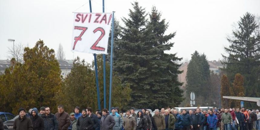 Radnici Rafineriji nafte Sisak prosvjedovali su protiv najavljenih otkaza za 72 radnika ove tvrtke u veljaci slijedece godine. Kako prosvjed nije bio prijavljen policiji policijski sluzbenici poceli su legitimirati sudionike, sto je izazvalo negodovanje a
