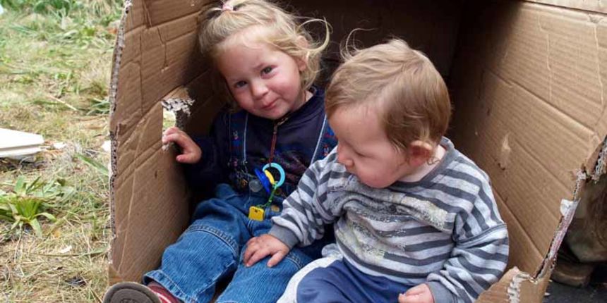 bralafil – 13.04.06. – zadar – djeca roma smjestena u kartonskim kutijama dok njihove majke kopaju po smecu
— josipa (paulina) (lijevo) i marko (desno) jurkovic — bralafil – 13.04.06. – zadar – djeca roma smjestena u kartonskim kutijama dok njihove majke kopaju po smecu
— josipa (paulina) (lijevo) i marko (desno) jurkovic —