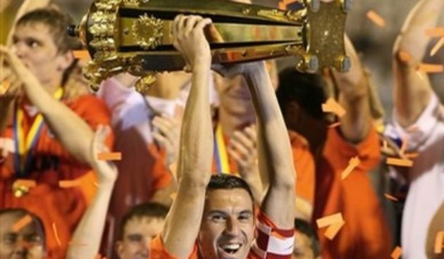 Dario Srna s peharom Kupa UEFA (Foto:AP Photo)