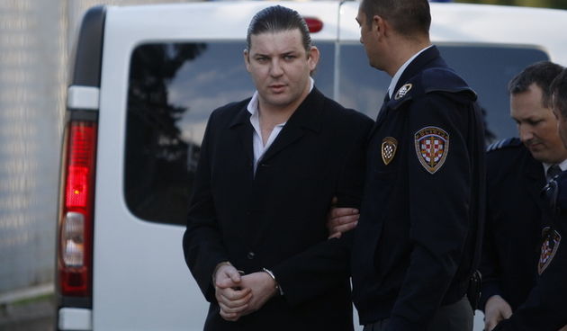 Zadar, 221010.
Zlatko Lisica doveden je iz zadarskog pritvora na Zupanijski sud gdje mu pocinje sudjenja zbog iznude. Sudjenje je zatvoreno za javnost.
Foto: Jure Miskovic / CROPIX