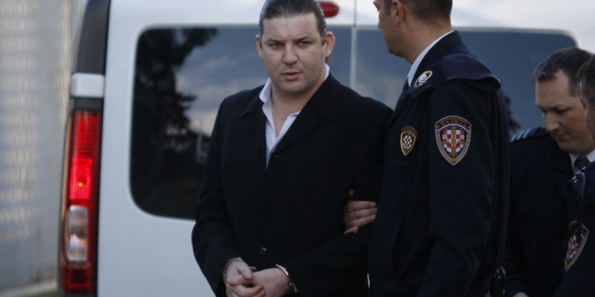 Zadar, 221010.
Zlatko Lisica doveden je iz zadarskog pritvora na Zupanijski sud gdje mu pocinje sudjenja zbog iznude. Sudjenje je zatvoreno za javnost.
Foto: Jure Miskovic / CROPIX Zadar, 221010.
Zlatko Lisica doveden je iz zadarskog pritvora na Zupanijski sud gdje mu pocinje sudjenja zbog iznude. Sudjenje je zatvoreno za javnost.
Foto: Jure Miskovic / CROPIX