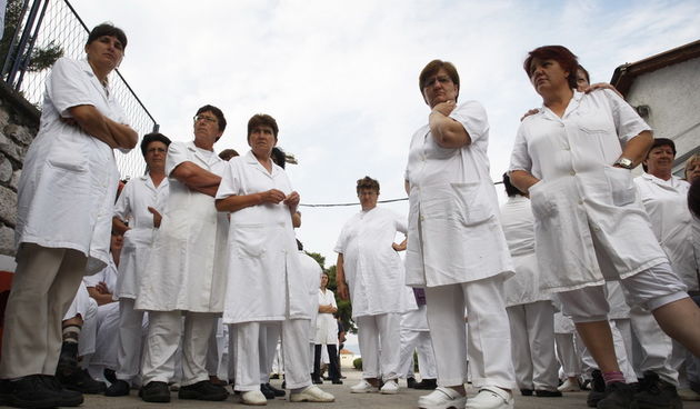 Zadar, 060611.
Pocela je blokada Adrije tvornice za preradu ribe, ocajne radnice krenule su u strajk jer im gazda nije isplatio placu od ozujka.
Foto: Jure Miskovic / CROPIX