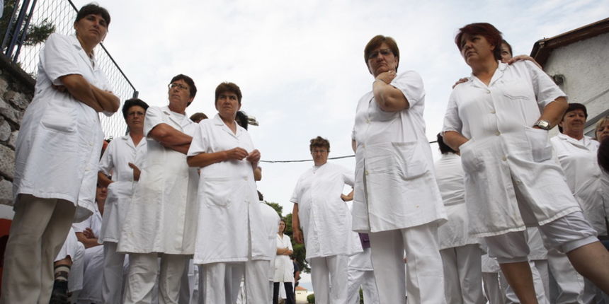 Zadar, 060611.
Pocela je blokada Adrije tvornice za preradu ribe, ocajne radnice krenule su u strajk jer im gazda nije isplatio placu od ozujka.
Foto: Jure Miskovic / CROPIX Zadar, 060611.
Pocela je blokada Adrije tvornice za preradu ribe, ocajne radnice krenule su u strajk jer im gazda nije isplatio placu od ozujka.
Foto: Jure Miskovic / CROPIX