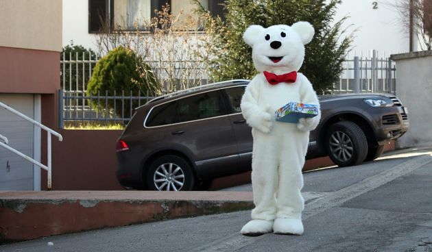 Ledo medo donosi rodjendansku tortu u zgradu i skrinju sa sladoledom