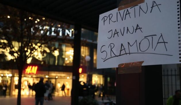 Na Cvjetnom trgu odrzan je prosvjed gradjana zbog terase koju je od Grada dobio Tomislav Horvatincic. Photo: Dalibor Urukalovic/PIXSELL