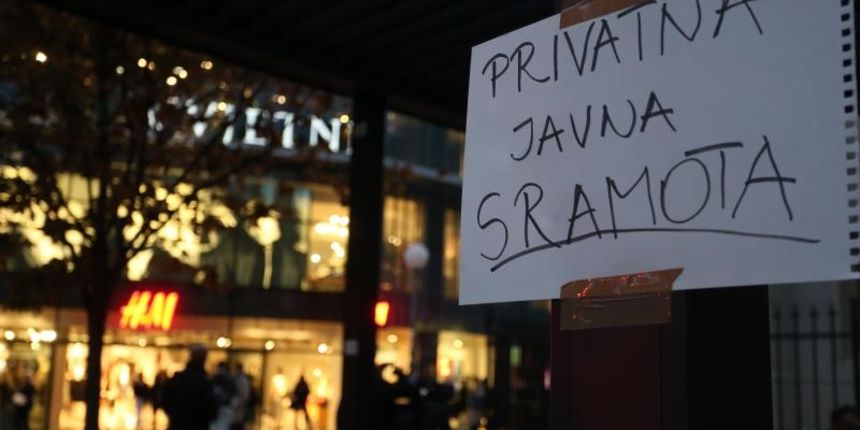 Na Cvjetnom trgu odrzan je prosvjed gradjana zbog terase koju je od Grada dobio Tomislav Horvatincic. Photo: Dalibor Urukalovic/PIXSELL