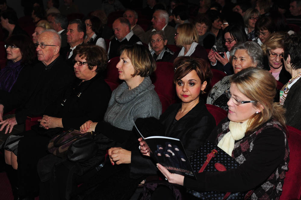 Zadar, 23.02.2012. snimio: Nenad Marčev
Gradsko kazalište Marina Držića Dubrovnik
Milan Ogrizović
HASANAGINICA
redatelj: Ivan Leo Lemo
Igraju: Jasna Jukić, Vladimir Posavec, Slavko Juraga, Milka Podrug Kokotović, Izmira Brautović, Lana Helena Hul Zadar, 23.02.2012. snimio: Nenad Marčev
Gradsko kazalište Marina Držića Dubrovnik
Milan Ogrizović
HASANAGINICA
redatelj: Ivan Leo Lemo
Igraju: Jasna Jukić, Vladimir Posavec, Slavko Juraga, Milka Podrug Kokotović, Izmira Brautović, Lana Helena Hul