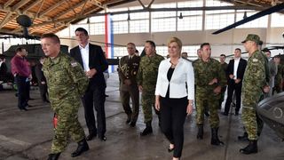 Predsjednica Grabar-Kitarović na predstavljanju novih helikoptera Kiowa Warriors u 93. Zrakoplovnoj bazi u Zemuniku. Photo: Dino Stanin/PIXSELL Predsjednica Grabar-Kitarović na predstavljanju novih helikoptera Kiowa Warriors u 93. Zrakoplovnoj bazi u Zemuniku. Photo: Dino Stanin/PIXSELL