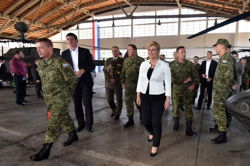 Predsjednica Grabar-Kitarović na predstavljanju novih helikoptera Kiowa Warriors u 93. Zrakoplovnoj bazi u Zemuniku. Photo: Dino Stanin/PIXSELL Predsjednica Grabar-Kitarović na predstavljanju novih helikoptera Kiowa Warriors u 93. Zrakoplovnoj bazi u Zemuniku. Photo: Dino Stanin/PIXSELL