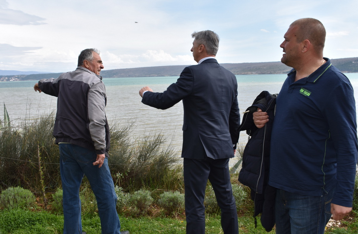 Župan Longin obišao klizišta u Posedarju Župan Longin obišao klizišta u Posedarju