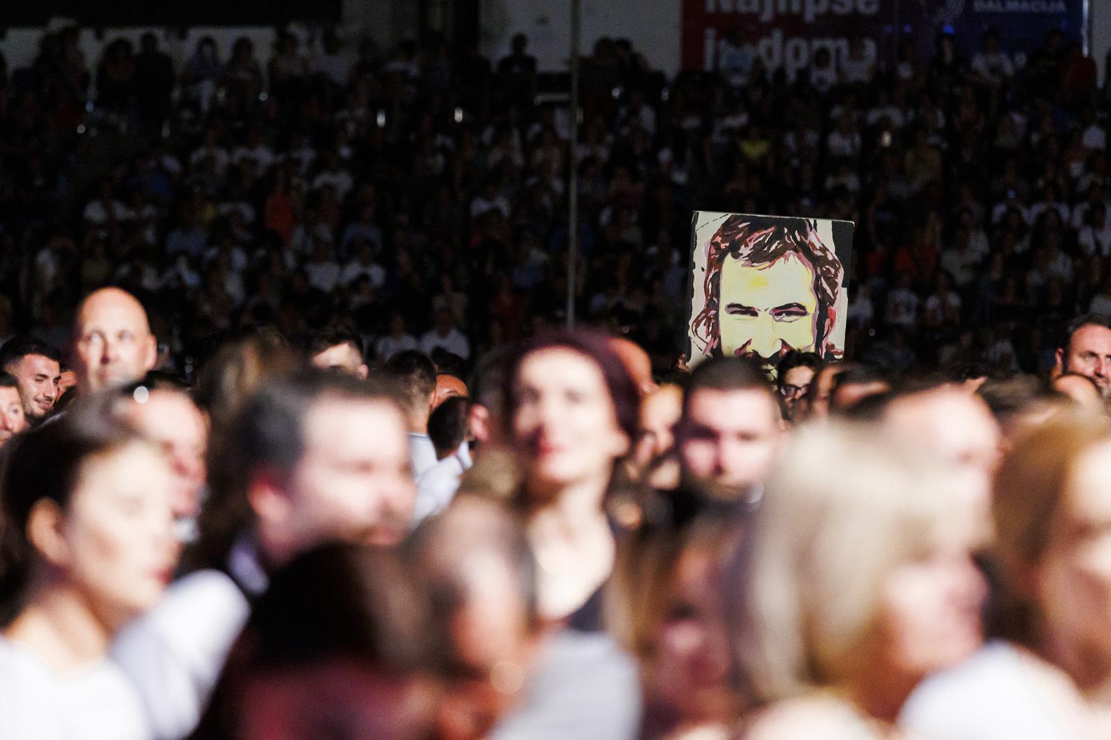 Mišo Kovač i prijatelji na Starom placu u Splitu Mišo Kovač i prijatelji na Starom placu u Splitu