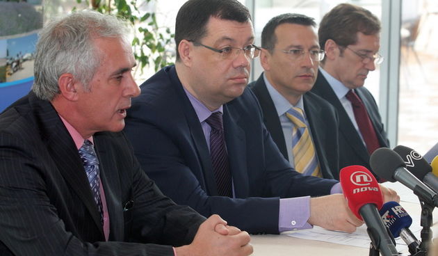 Benkovac, 300411.
Ministar turizma Damir Bajs boravi u Zadru gdje je na zadarskom aerodromu predsjedao sjednicom uzeg povjerenstva Vlade za turisticku 2011 godinu. Nakon sjednice ministar Bajs je otvorio novouredjeni Omladinski hostel Zadar.
Na slici: det