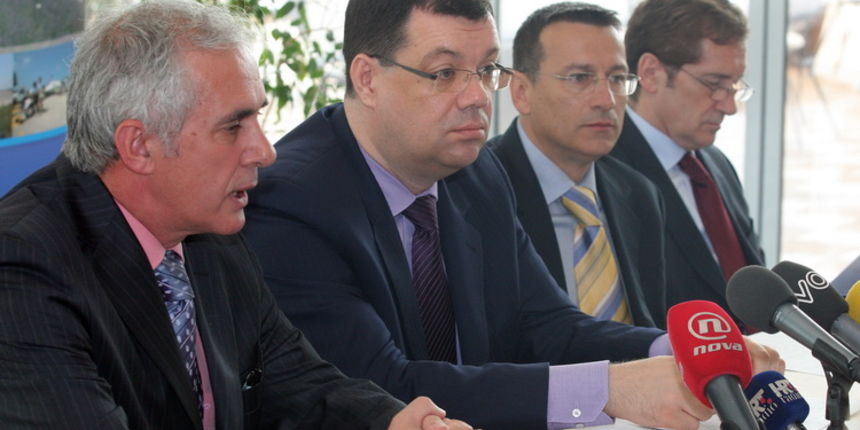 Benkovac, 300411.
Ministar turizma Damir Bajs boravi u Zadru gdje je na zadarskom aerodromu predsjedao sjednicom uzeg povjerenstva Vlade za turisticku 2011 godinu. Nakon sjednice ministar Bajs je otvorio novouredjeni Omladinski hostel Zadar.
Na slici: det Benkovac, 300411.
Ministar turizma Damir Bajs boravi u Zadru gdje je na zadarskom aerodromu predsjedao sjednicom uzeg povjerenstva Vlade za turisticku 2011 godinu. Nakon sjednice ministar Bajs je otvorio novouredjeni Omladinski hostel Zadar.
Na slici: det